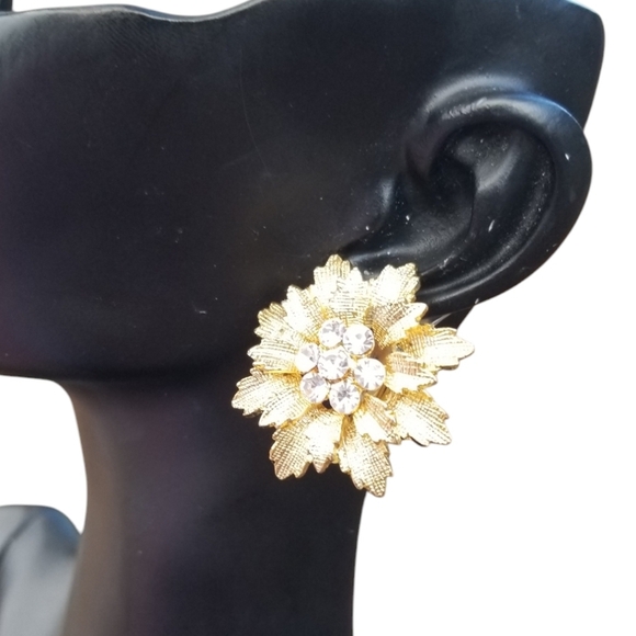 VINTAGE TEXTURED GOLDTONE FLOWER CLIP ON EARRINGS WITH WHITE CRYSTAL DETAIL - Picture 2 of 6